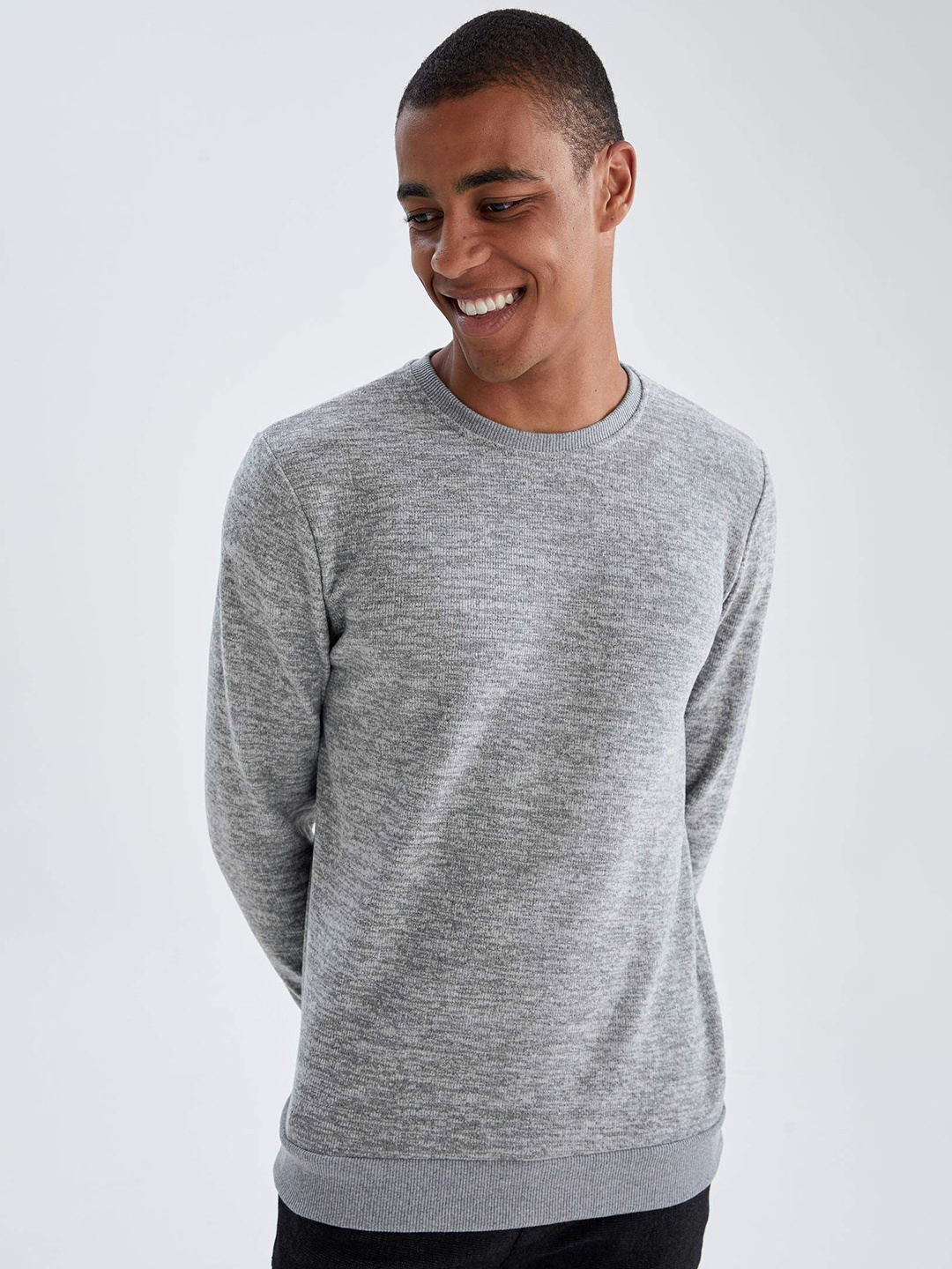 

DeFacto Men Grey Solid Full Sleeved Sweatshirt