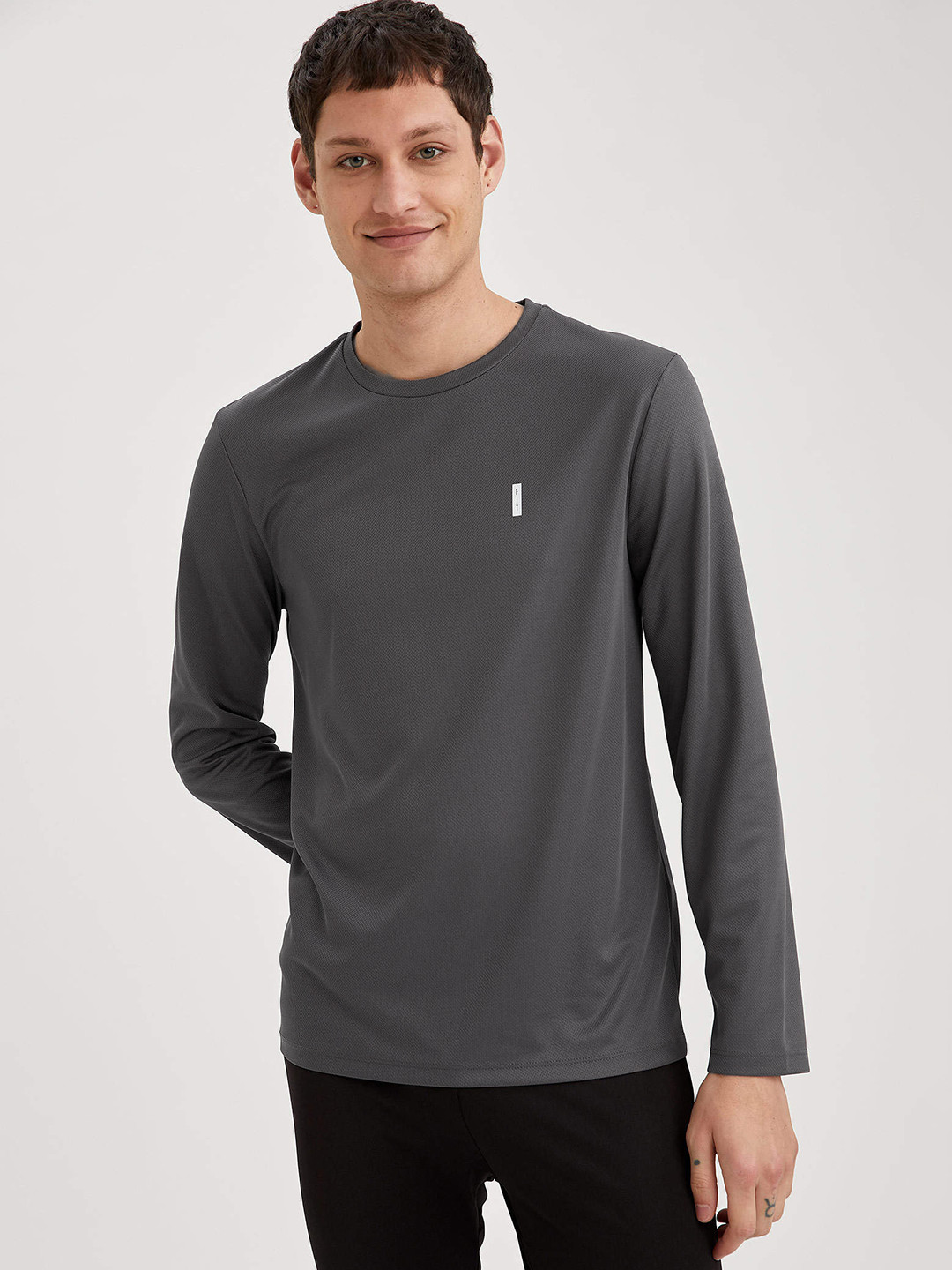 

DeFacto Men Charcoal Grey Slim Fit Solid Sports T-shirt