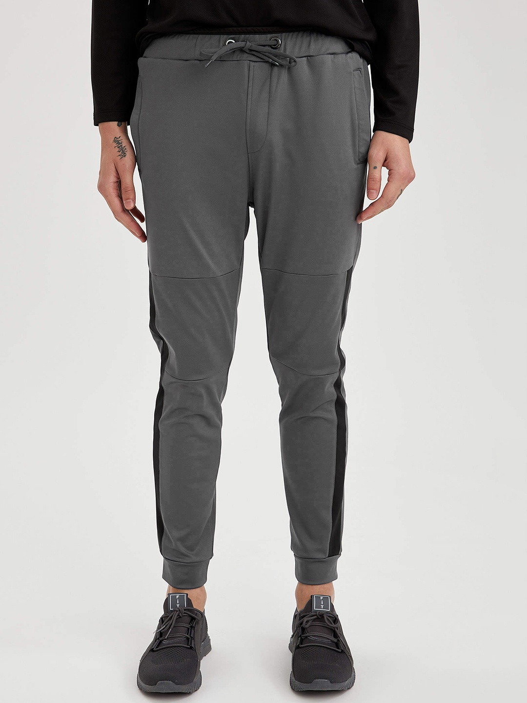 

DeFacto Men Charcoal Grey & Black Slim Fit Solid Knit Crop Joggers