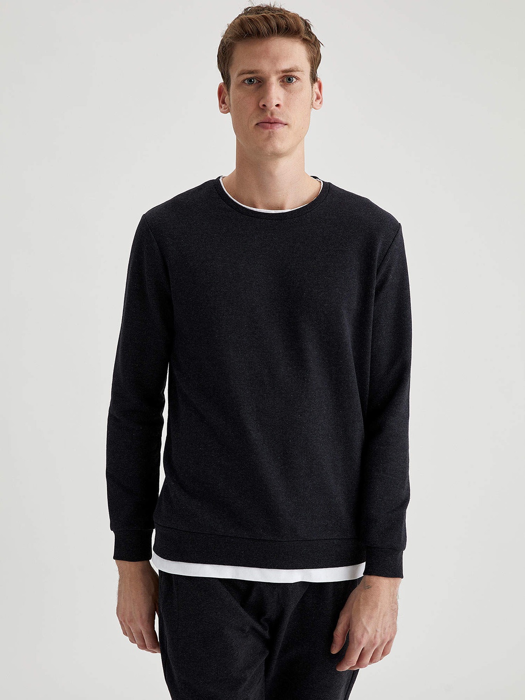 

DeFacto Men Charcoal Grey Solid T-shirt