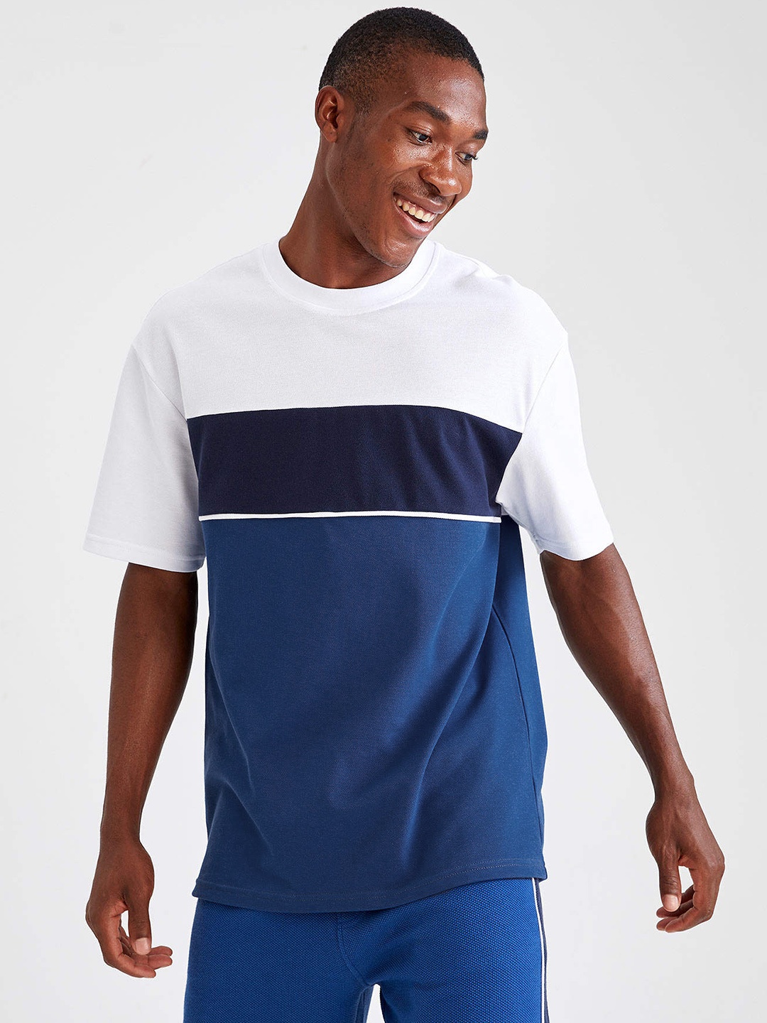 

DeFacto Men White & Navy Blue Colourblocked T-shirt
