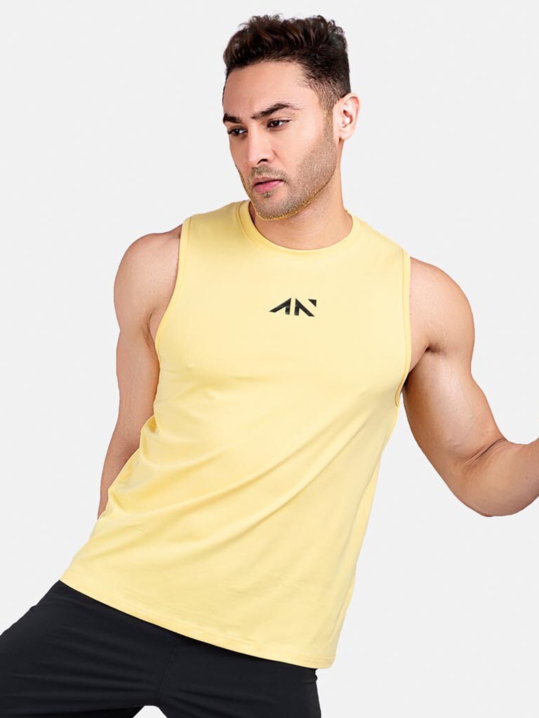 

AESTHETIC NATION Men Yellow & Black Brand Logo Printed Slim Fit T-shirt