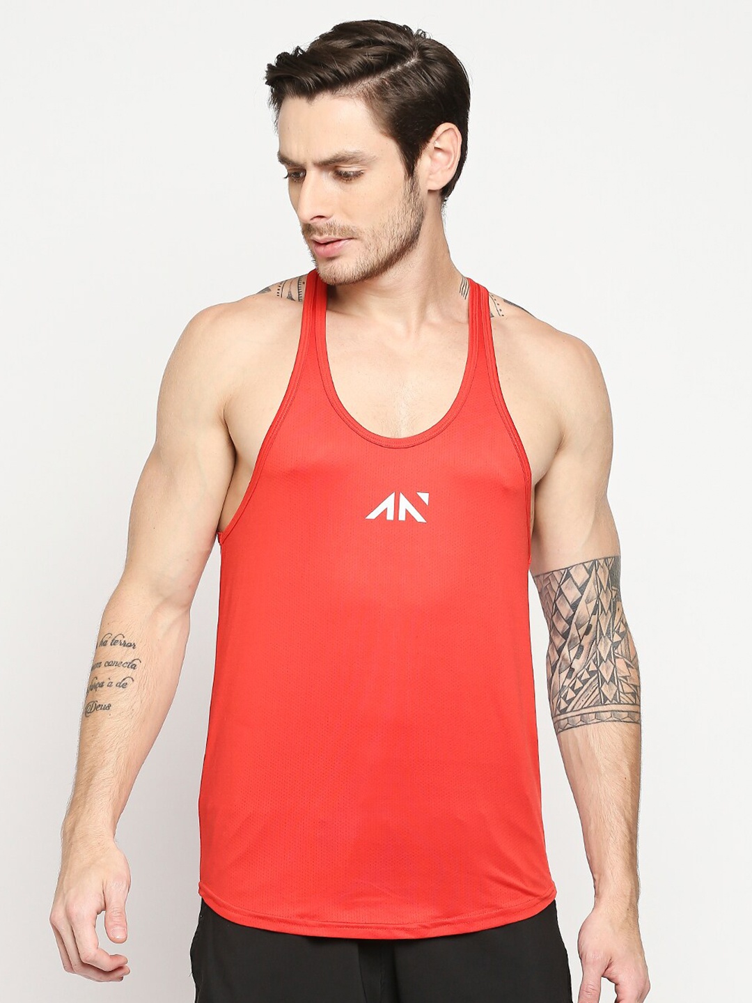 

AESTHETIC NATION Men Red & Off White Slim Fit Outdoor T-shirt