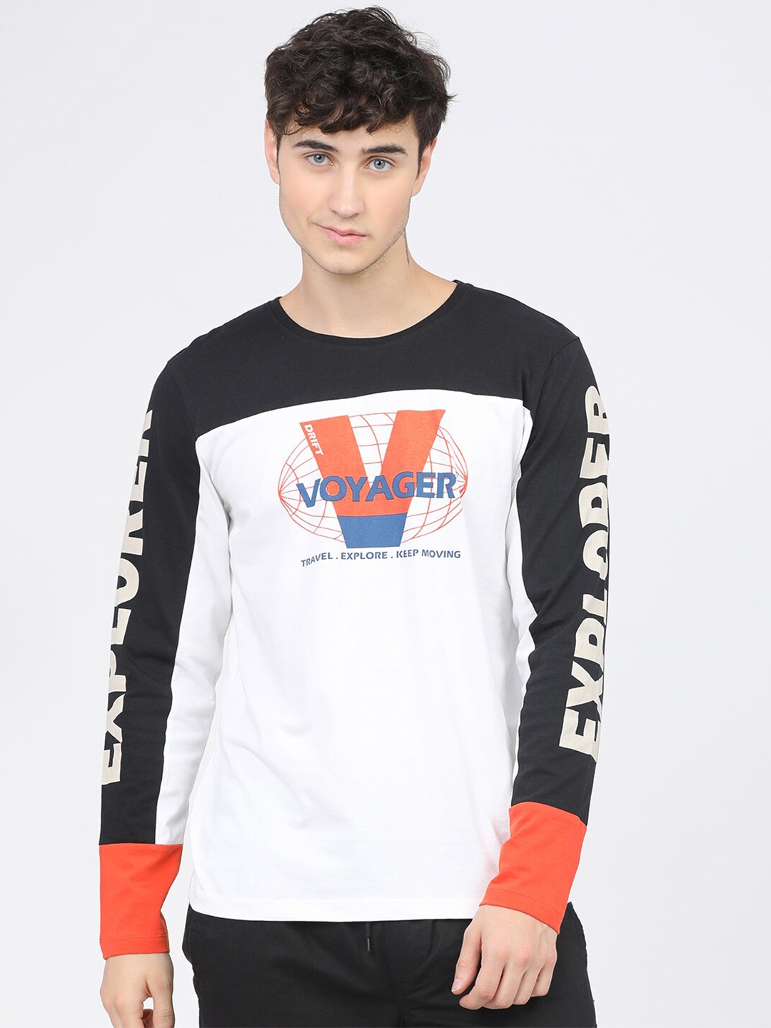 

LOCOMOTIVE Men White & Black Typography Colourblocked Slim Fit T-shirt