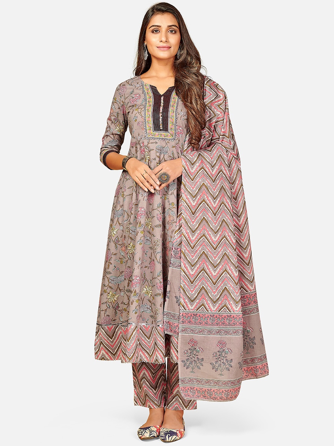 

Vbuyz Women Grey Printed Pleated Gotta Patti Pure Cotton Kurti with Palazzos & With Dupatta