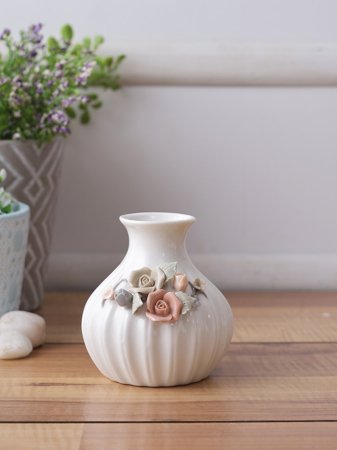 

TAYHAA White & Beige Textured Beautiful & Serene Vase