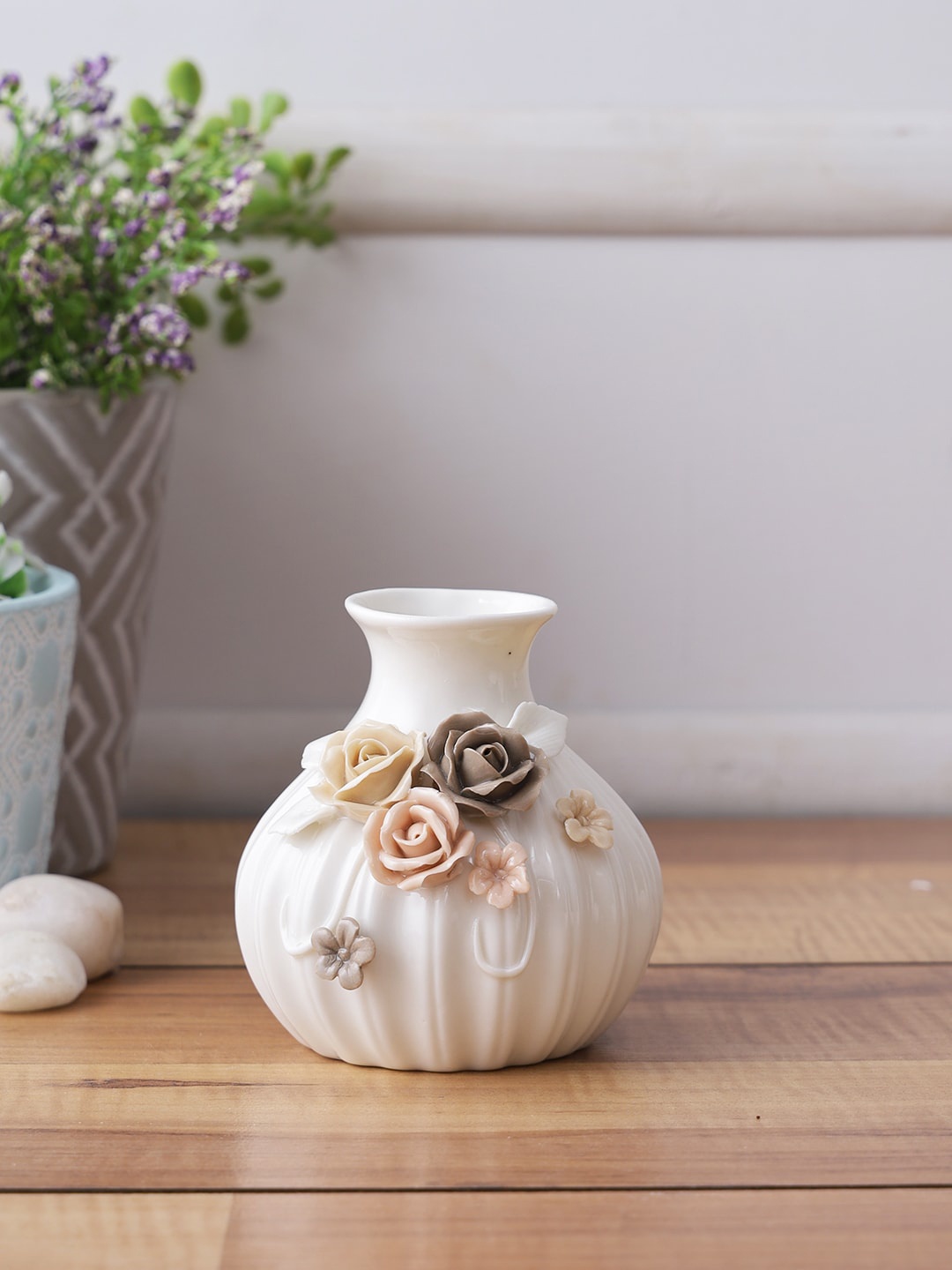 

TAYHAA White & Beige Textured Beautiful & Serene Vase