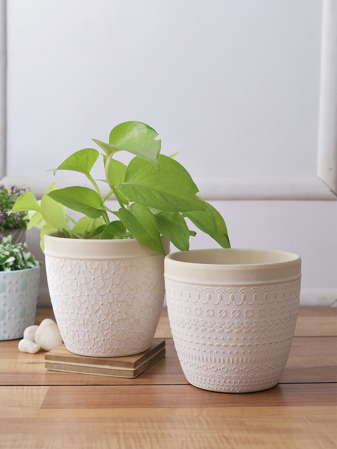 

TAYHAA Set Of 2 Beige & White Floral Textured Ceramic Planters