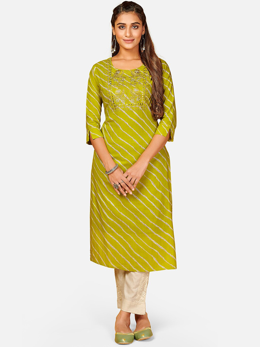 

Vbuyz Women Green Floral Embroidered Thread Work Kurta