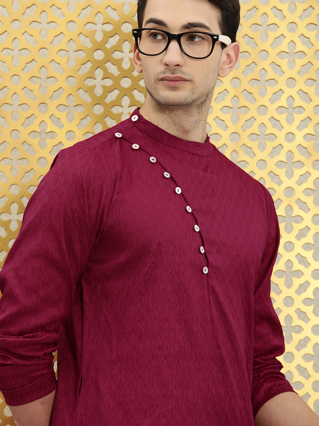 

Ode by House of Pataudi Men Magenta Woven Designed Thread Work Kurta