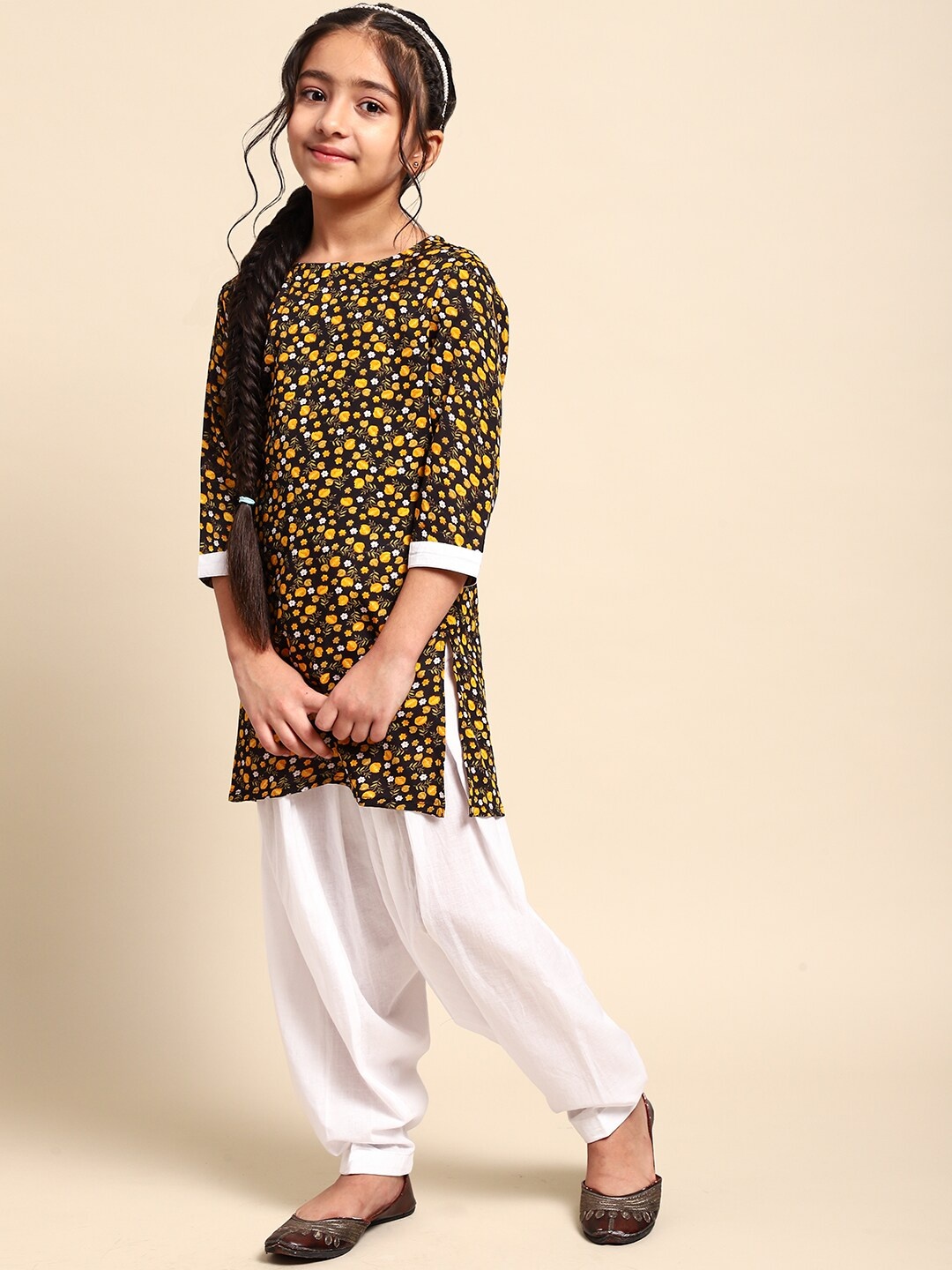 

House of Pataudi Girls Black & White Floral Printed Regular Rozana Kurta with Salwar