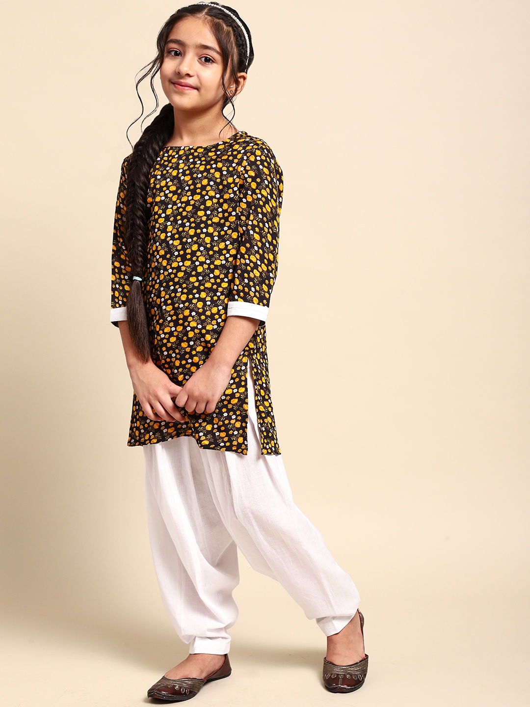 

House of Pataudi Girls Mustard Yellow & Black Printed Kurta with Pyjamas