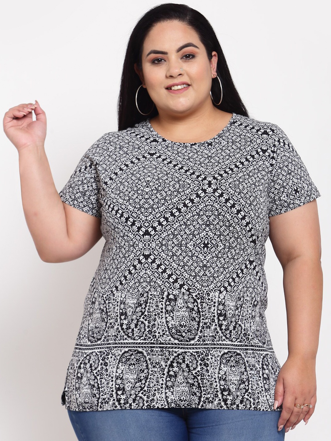 

plusS Women Plus Size Black & White Printed T-shirt