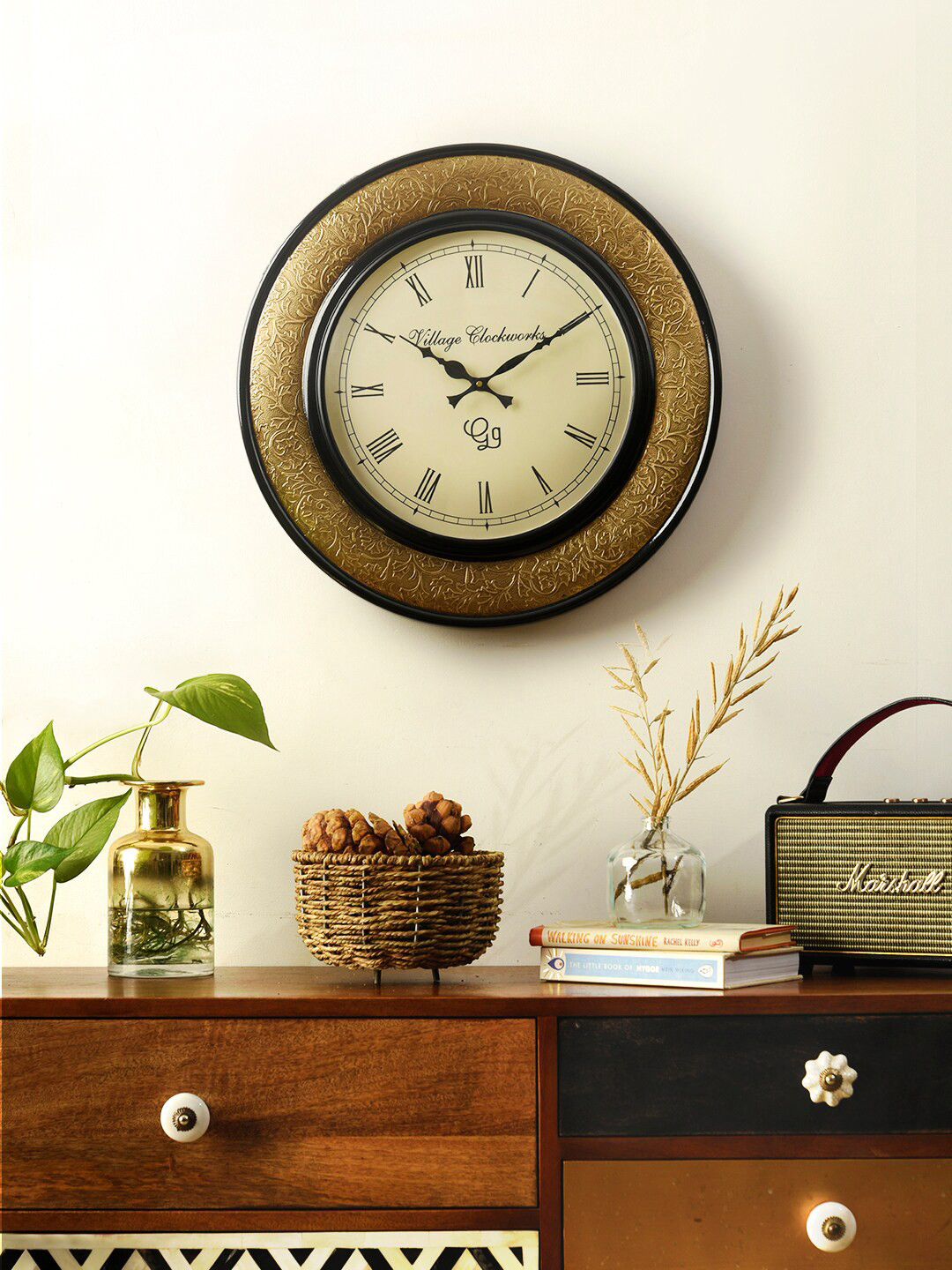 

green girgit Beige & Black Textured Traditional Wall Clock