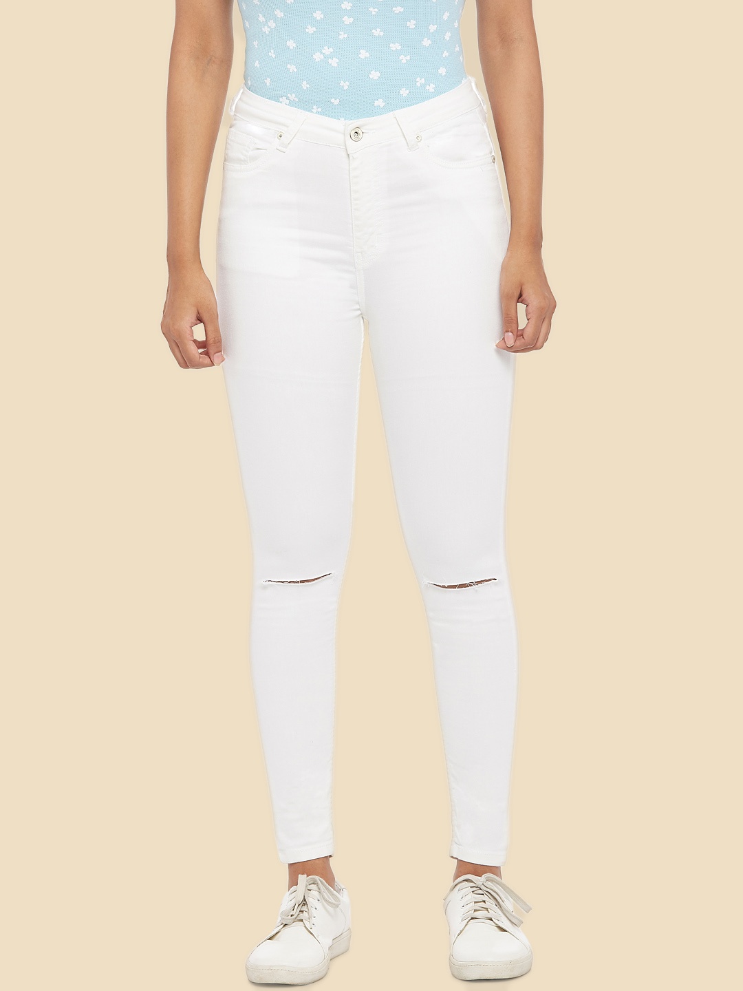 

People Women White Tapered Fit Slash Knee Jeans