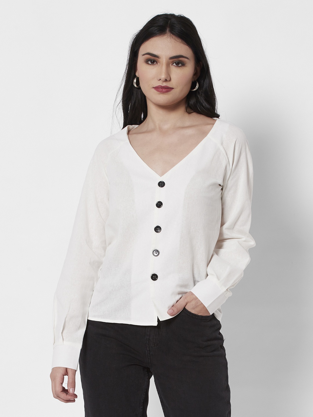 

URBANIC White Cotton Solid V-Neck Top