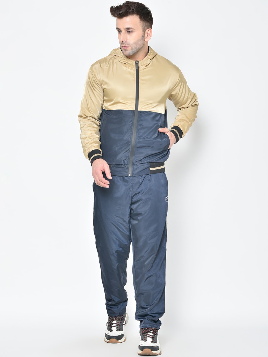 

Chkokko Men Navy Blue & Beige Colourblocked Hooded Tracksuit