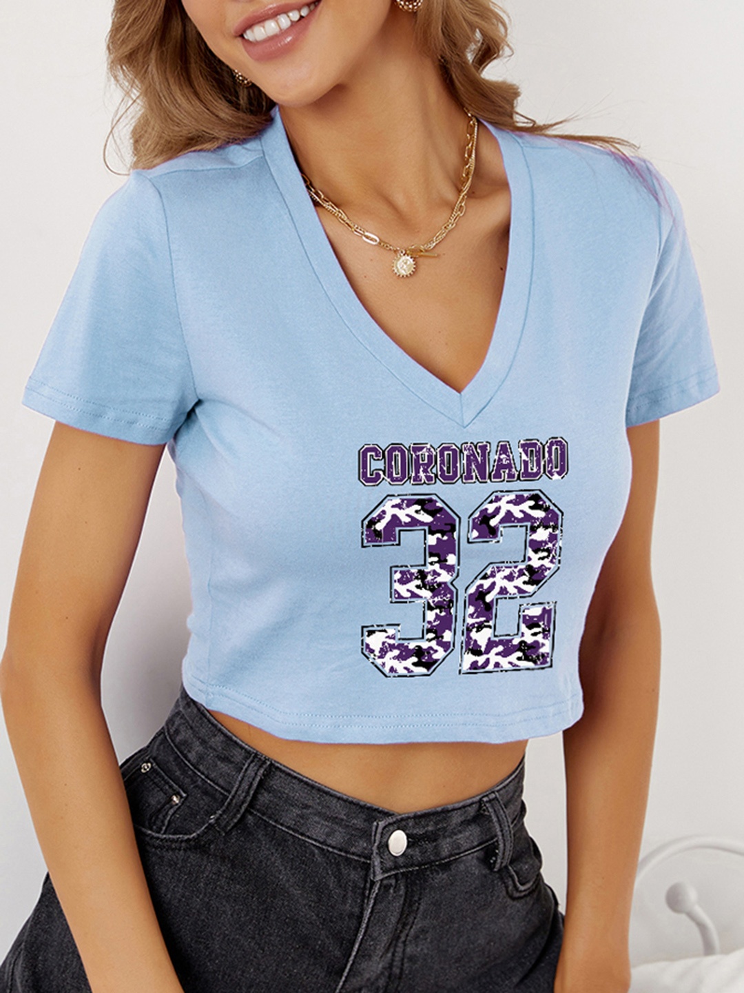 

URBANIC Women Blue & Purple Cotton Printed V-Neck Cropped T-shirt
