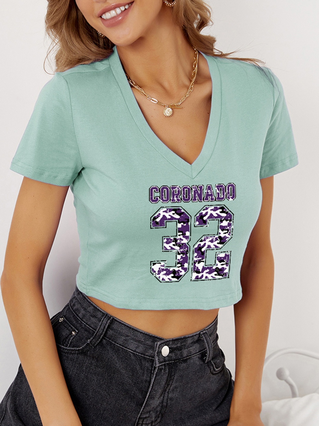 

URBANIC Women Mint Green & Purple Cotton Printed V-Neck Cropped T-shirt