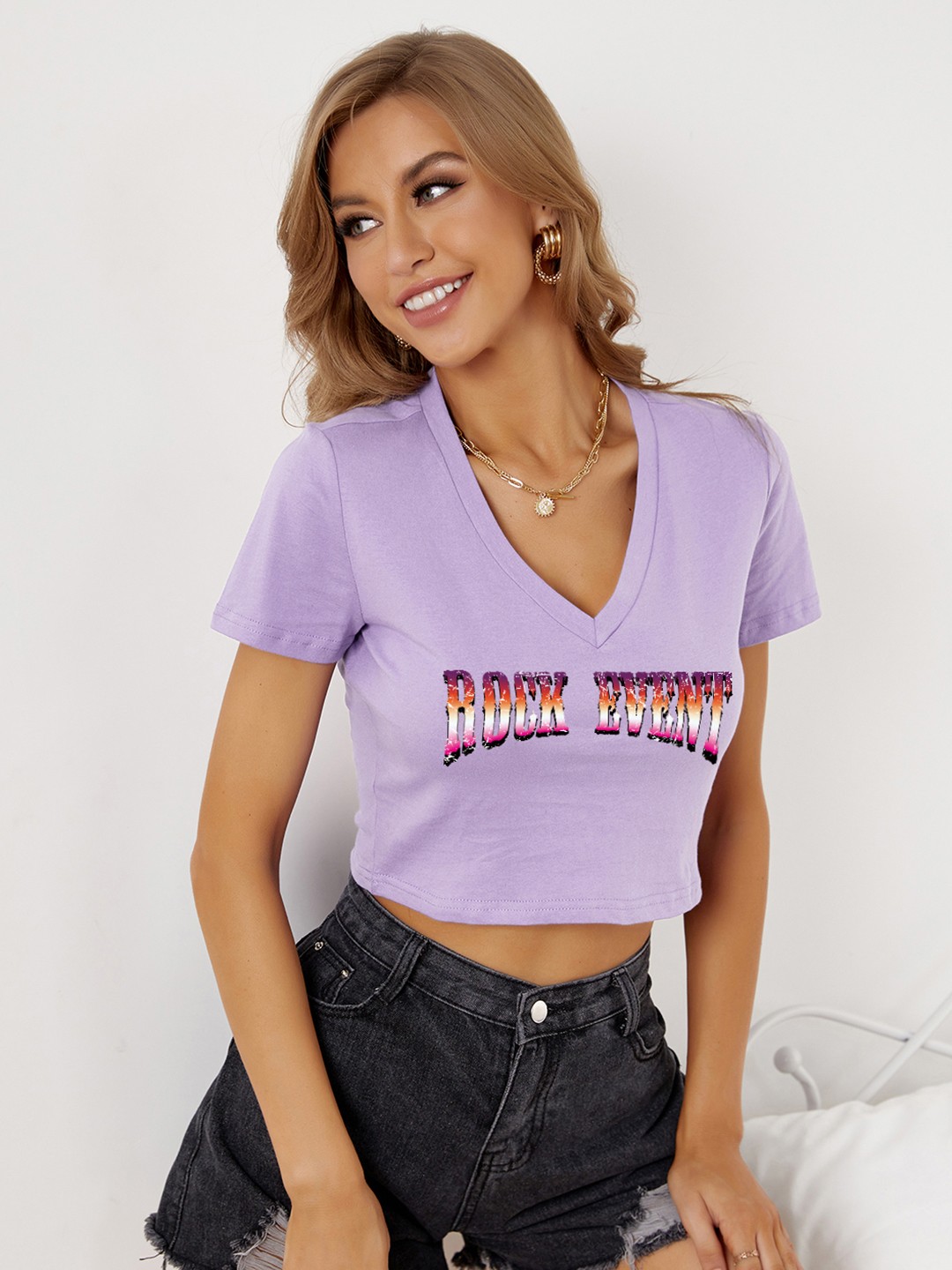 

URBANIC Women Lavender Cotton Typography Printed V-Neck Cropped T-shirt