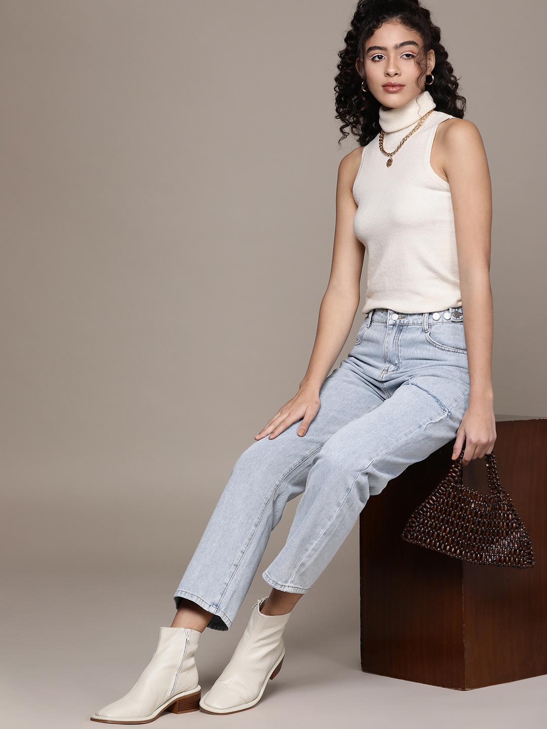 

URBANIC Women Blue Cotton Low Distress Light Fade Cropped Jeans