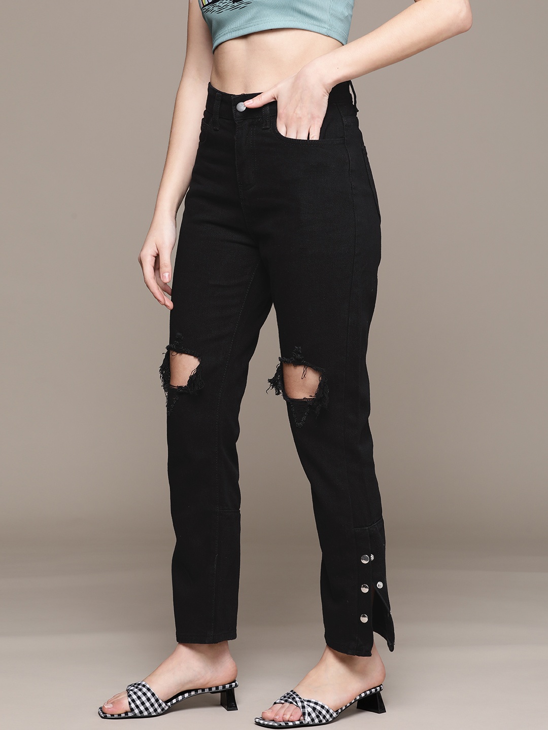 

URBANIC Women Black Cotton Mildly Distressed Jeans
