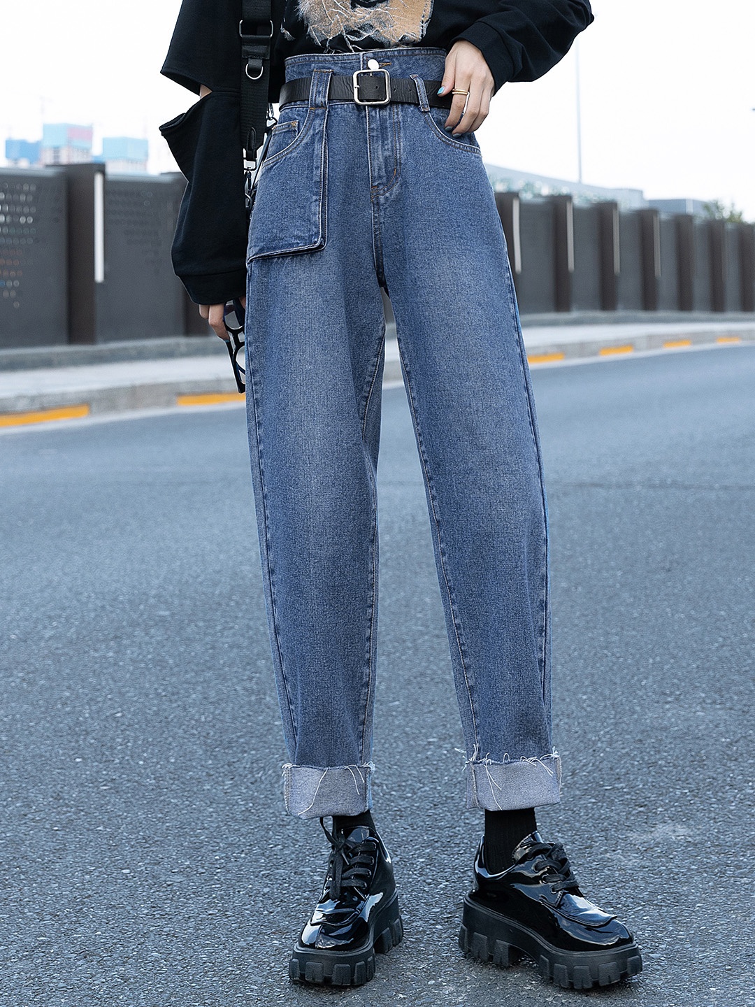 

URBANIC Women Blue Mom-Fit High-Rise Light Fade Jeans