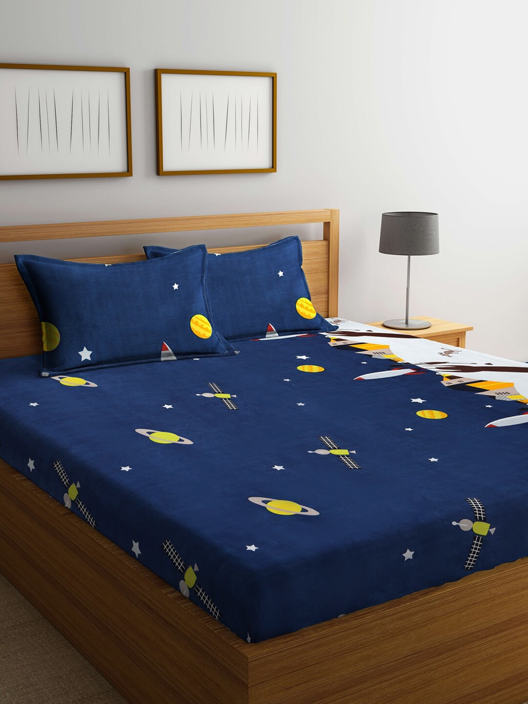 

Arrabi Blue & White Graphic 300 TC King Bedsheet with 2 Pillow Covers