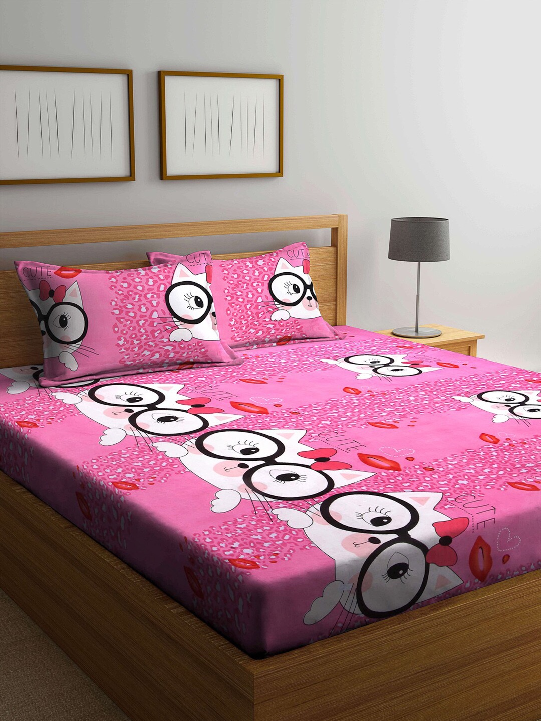 

Arrabi Pink & White Graphic 300 TC King Bedsheet with 2 Pillow Covers