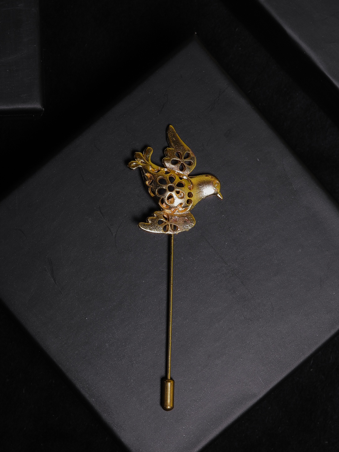 

JEWEL JUNCTION Men Gold-Plated Lapel Pin