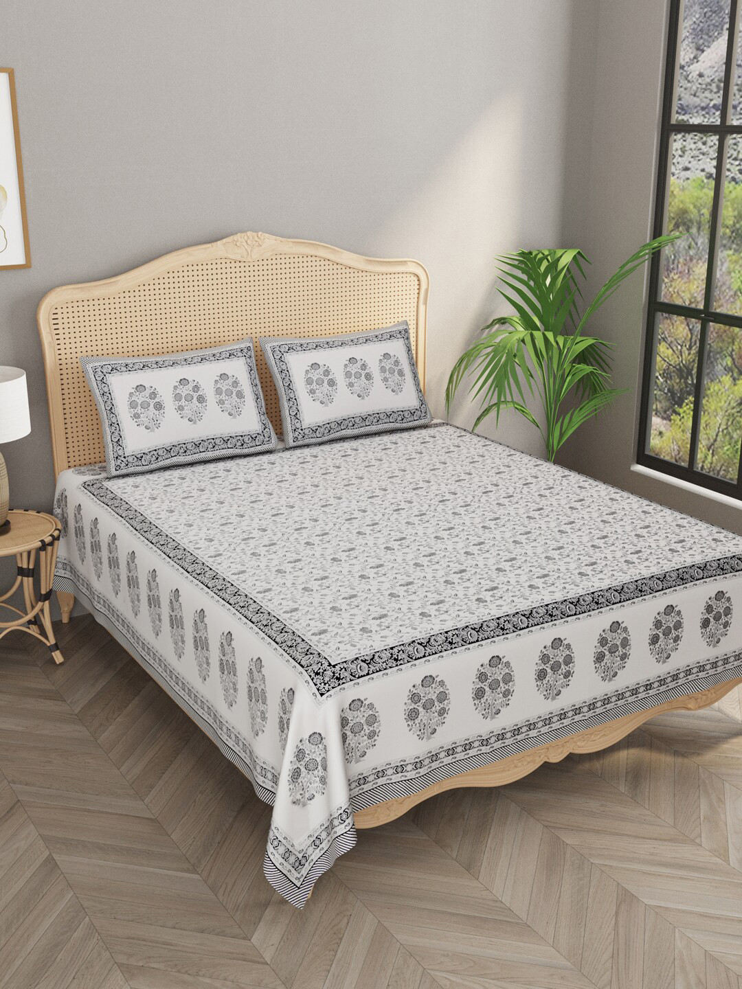 

Gulaab Jaipur Silver-Toned & Black Printed 600 TC King Bedsheet with 2 Pillow Covers