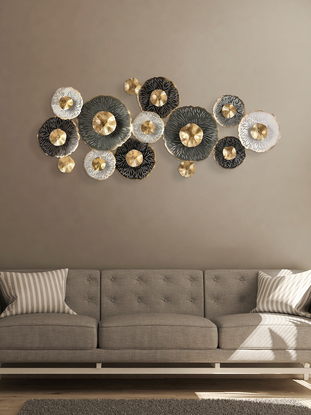 

green girgit Grey & Gold-Toned Lotus Leaves Metal Wall Decor