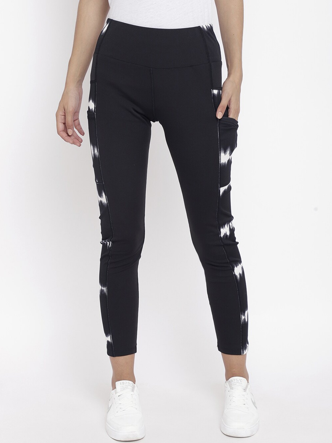 

CHKOKKO Women Black & White Printed Yoga Tights