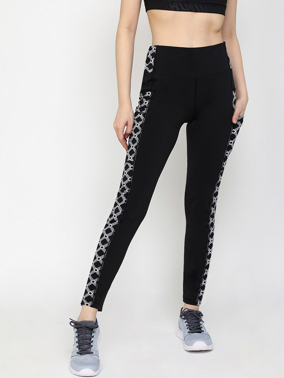 

CHKOKKO Women Black Printed Yoga Tights