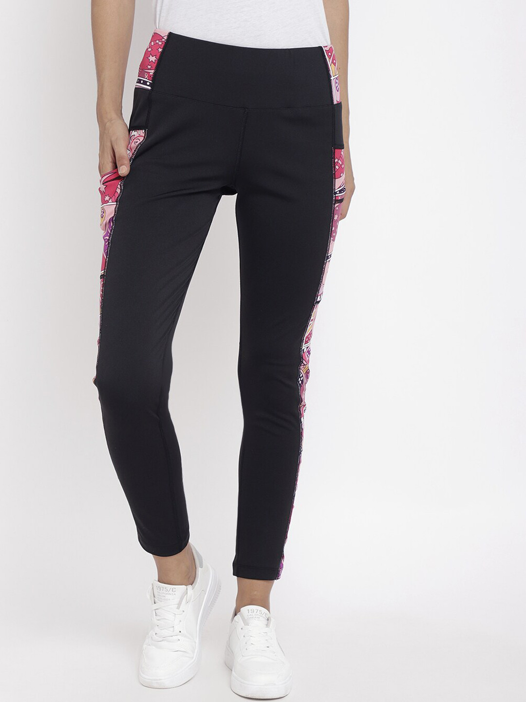 

CHKOKKO Women Black & Pink Printed Tights