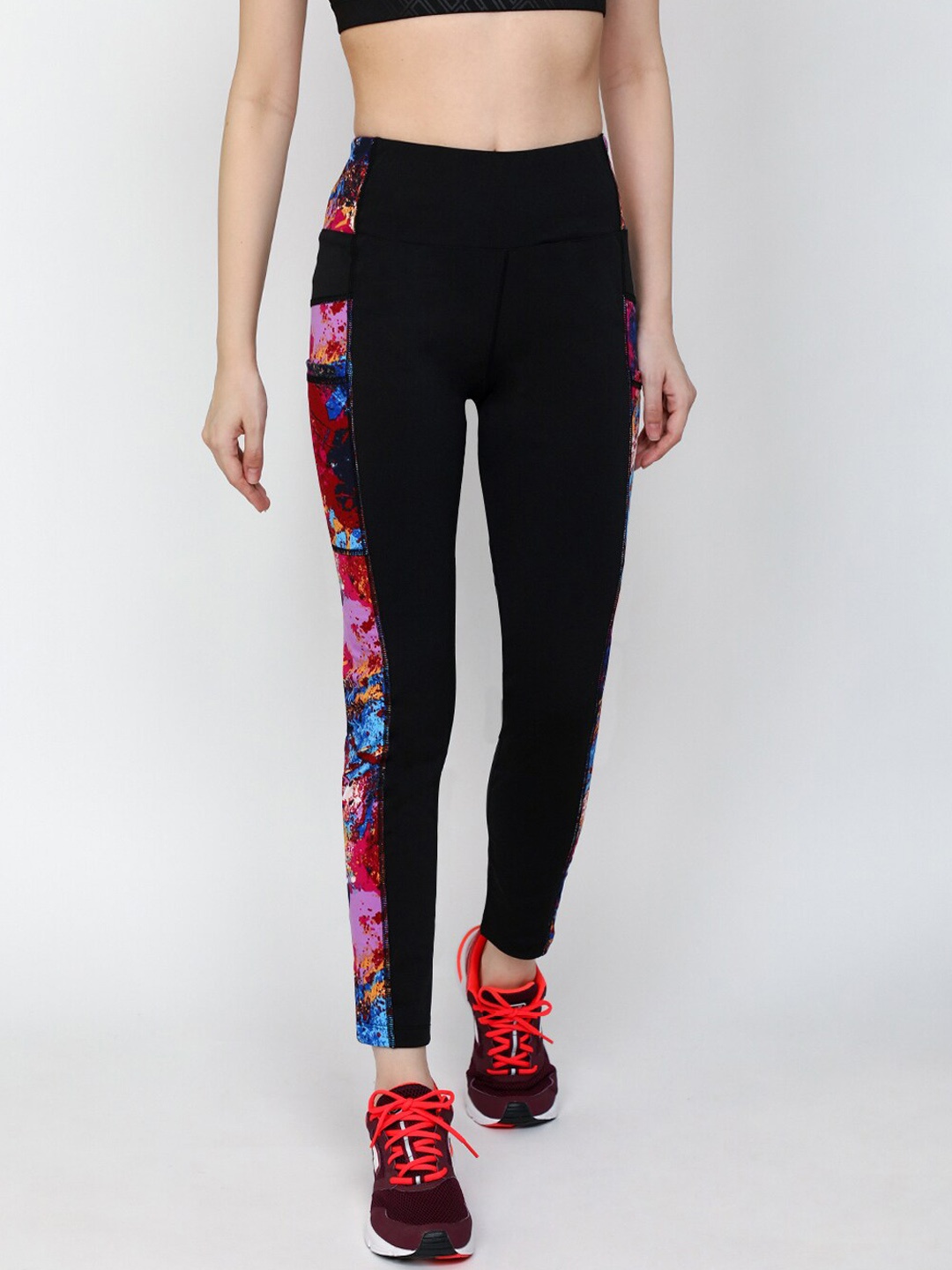 

CHKOKKO Women Black & Maroon Yoga Tights