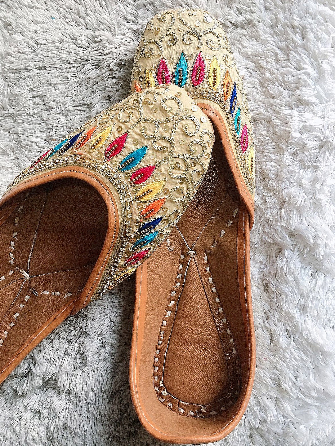 

DESI COLOUR Women Gold-Toned Embellished Leather Ethnic Mojaris Flats