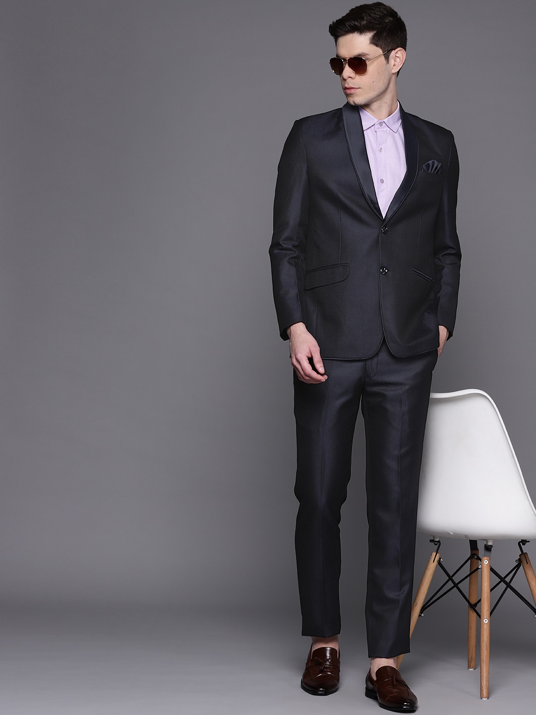 

Manu Men Navy Blue Woven Design Single-Breasted Suit with Pocket Square