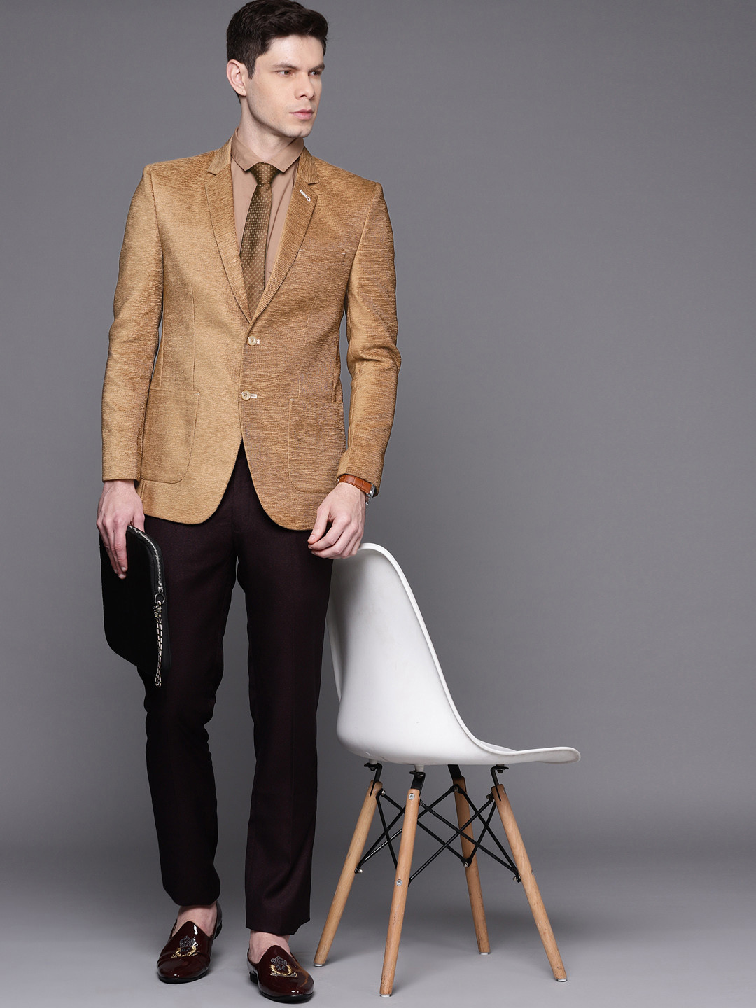 

Manu Men Beige Regular Fit Single-Breasted Velvet Blazer