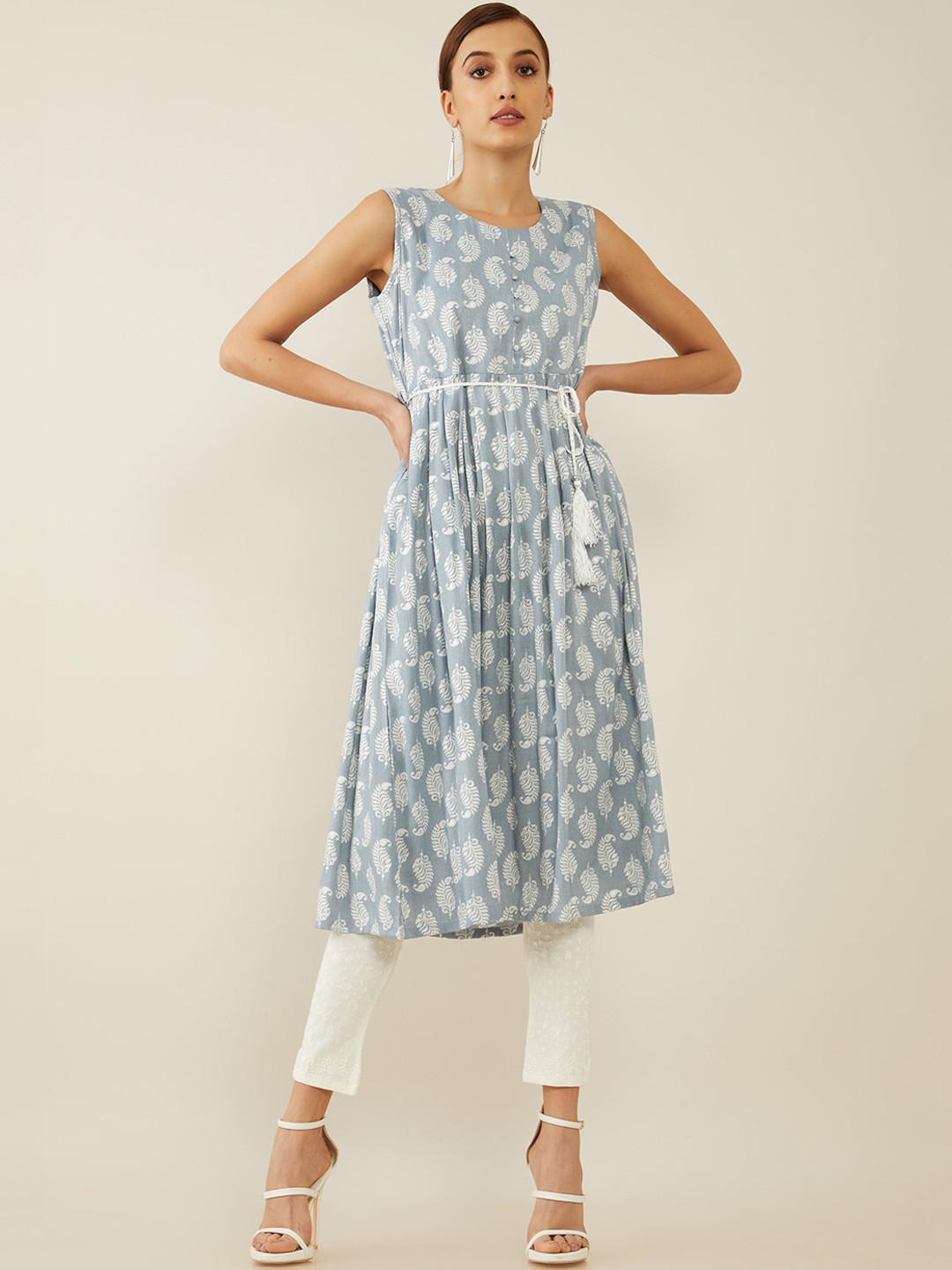 

Soch Women Grey & White Ethnic Motifs Printed Crepe Kurta