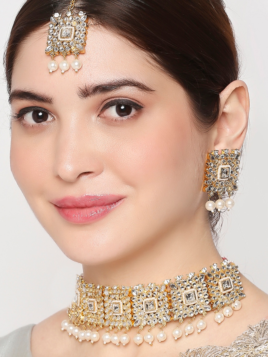 

OOMPH Gold-Toned & White Kundan-Studded & Pearl Beaded Jadau Jewellery Set