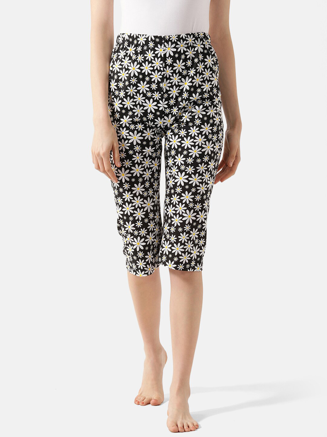 

V2 Value & Variety Women Black & White Printed Capris