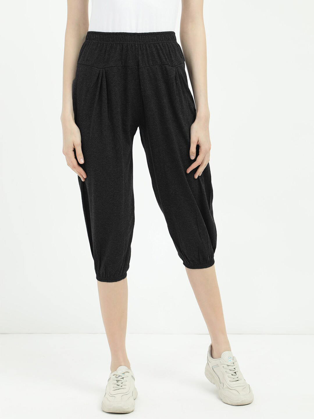 

V2 Value & Variety Women Black Capris
