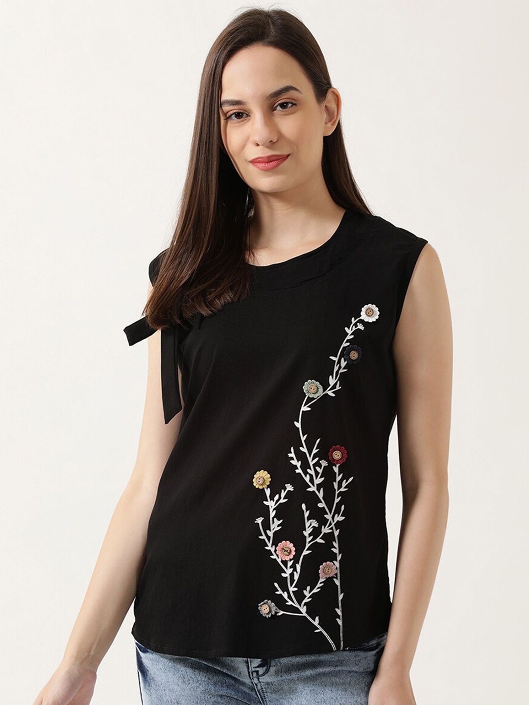 

V2 Value & Variety Black & White Floral Applique Regular Top