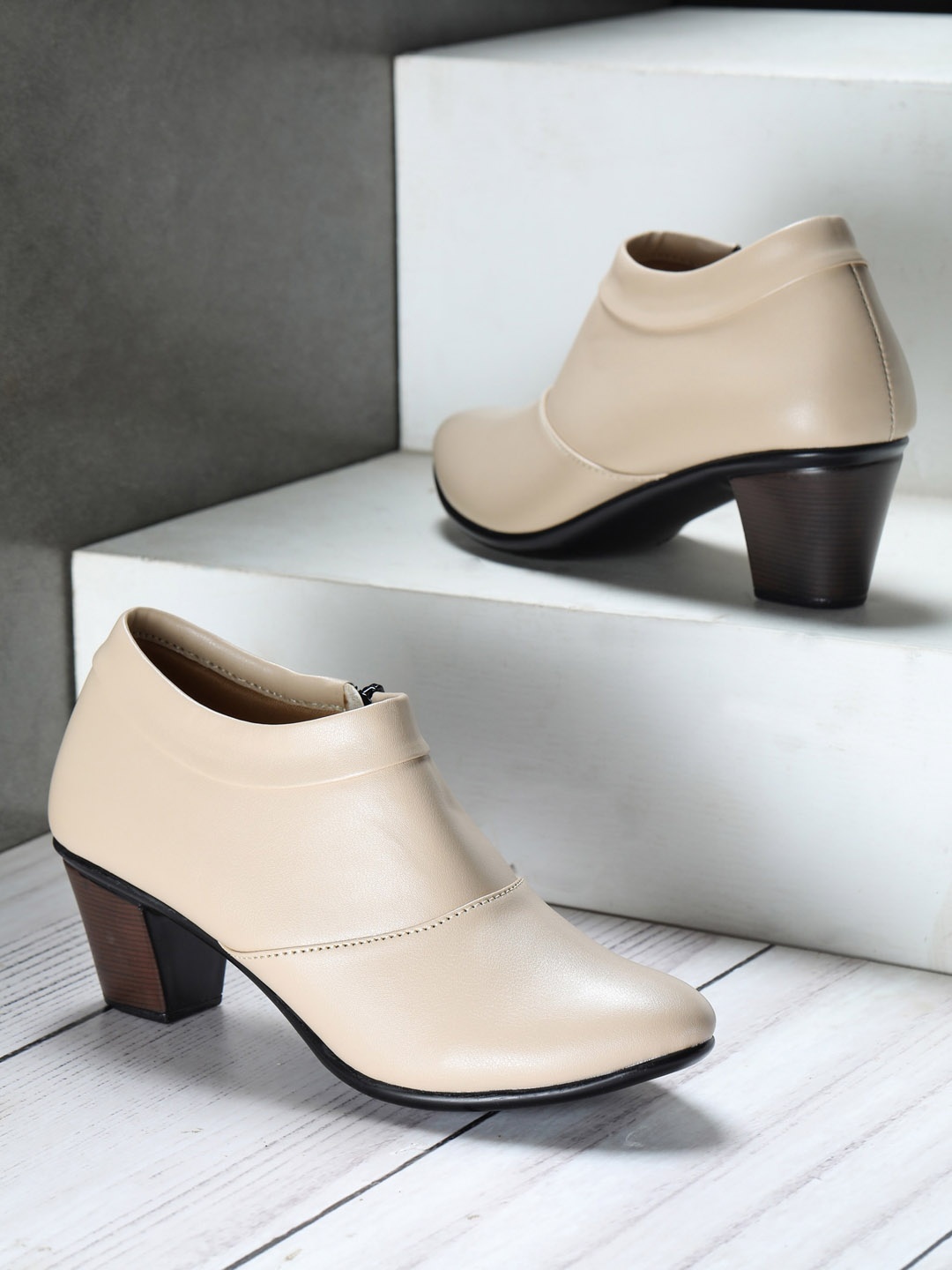 

Shezone Cream-Coloured Block Heeled Boots