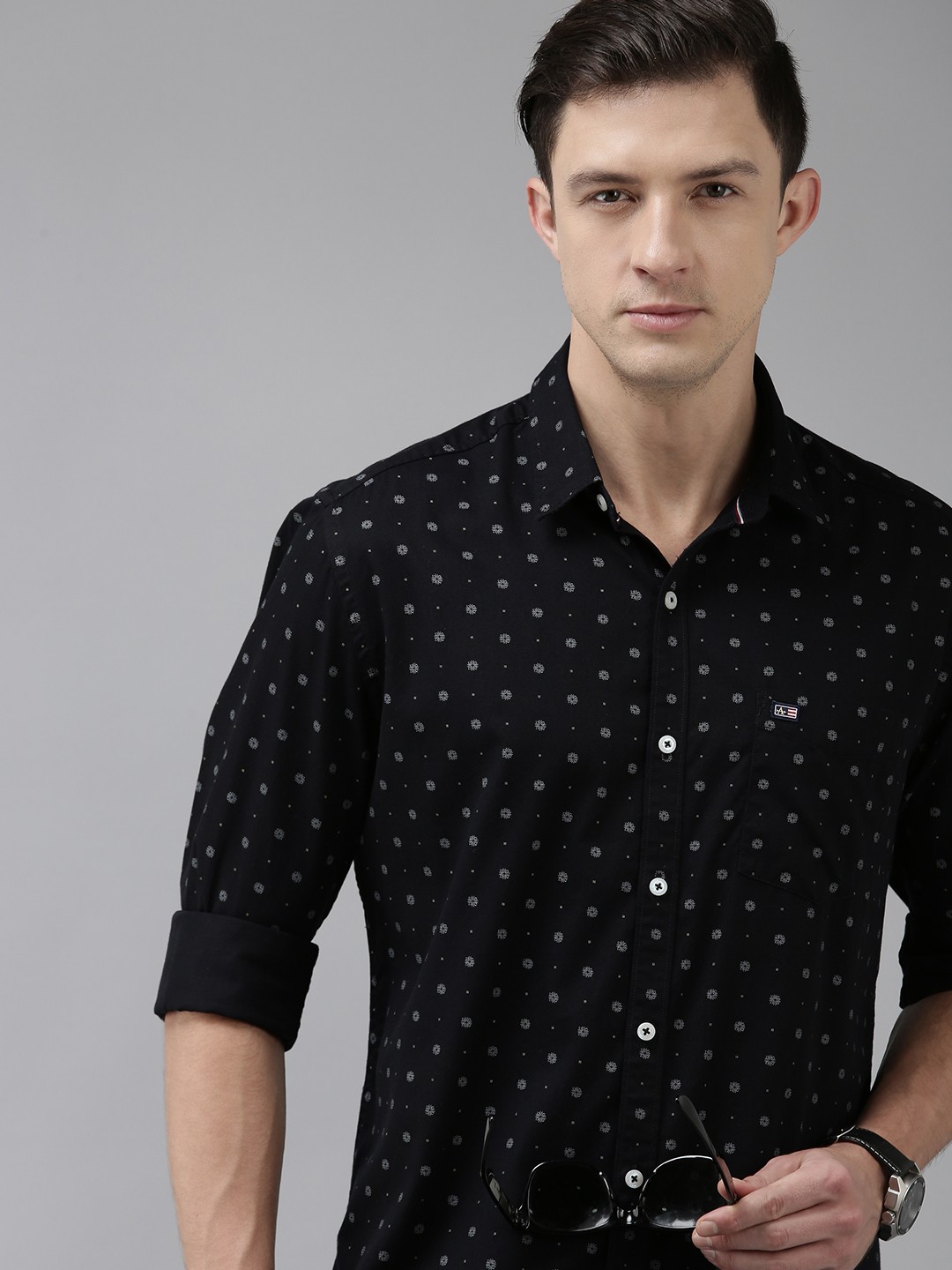 

Arrow Sport Men Black & White Floral Printed Pure Cotton Manhattan Slim Fit Casual Shirt