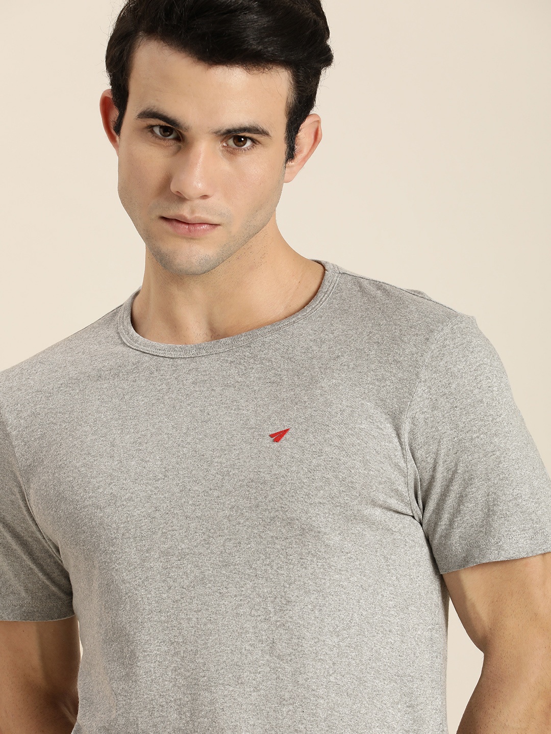 

Invictus Indoor Men Grey Solid Slim Fit Pure Cotton T-shirt