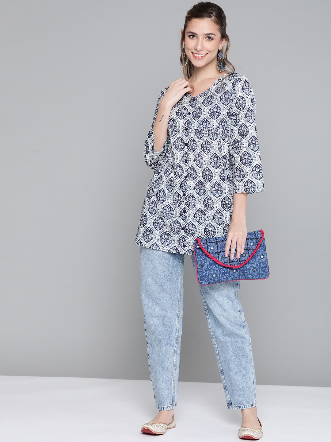 

HERE&NOW Navy Blue & White Pure Cotton Ethnic Motifs Printed V-Neck Kurti