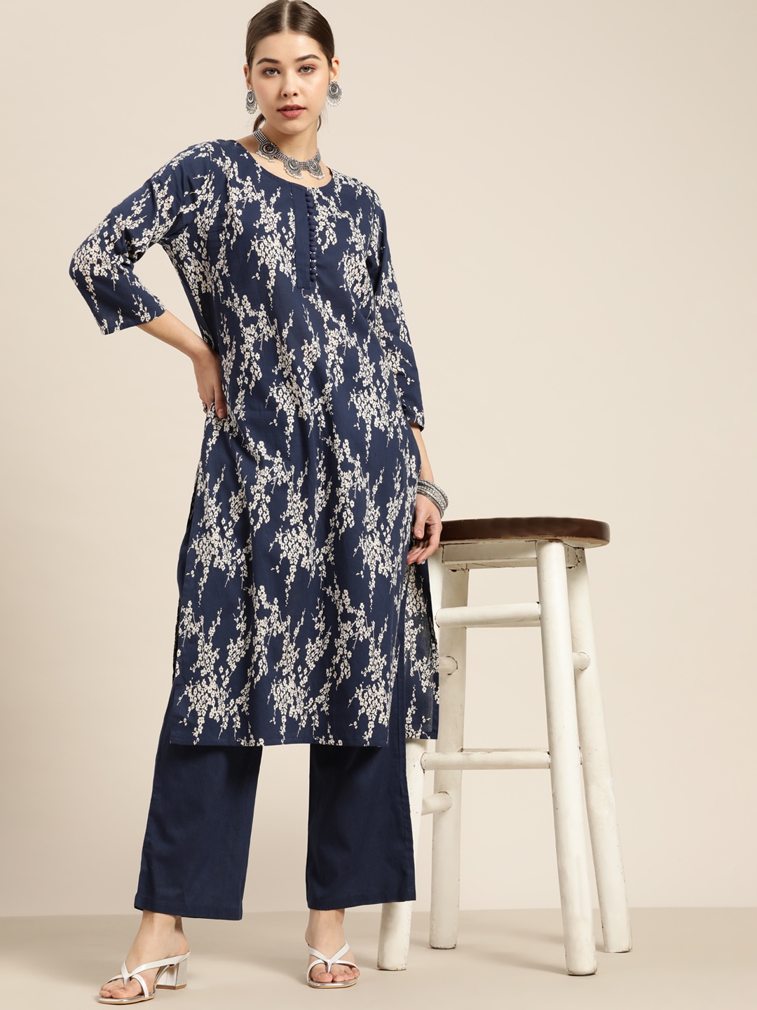 

Moda Rapido Women Navy Blue & Off-White Floral Print Pure Cotton Kurta with Palazzos