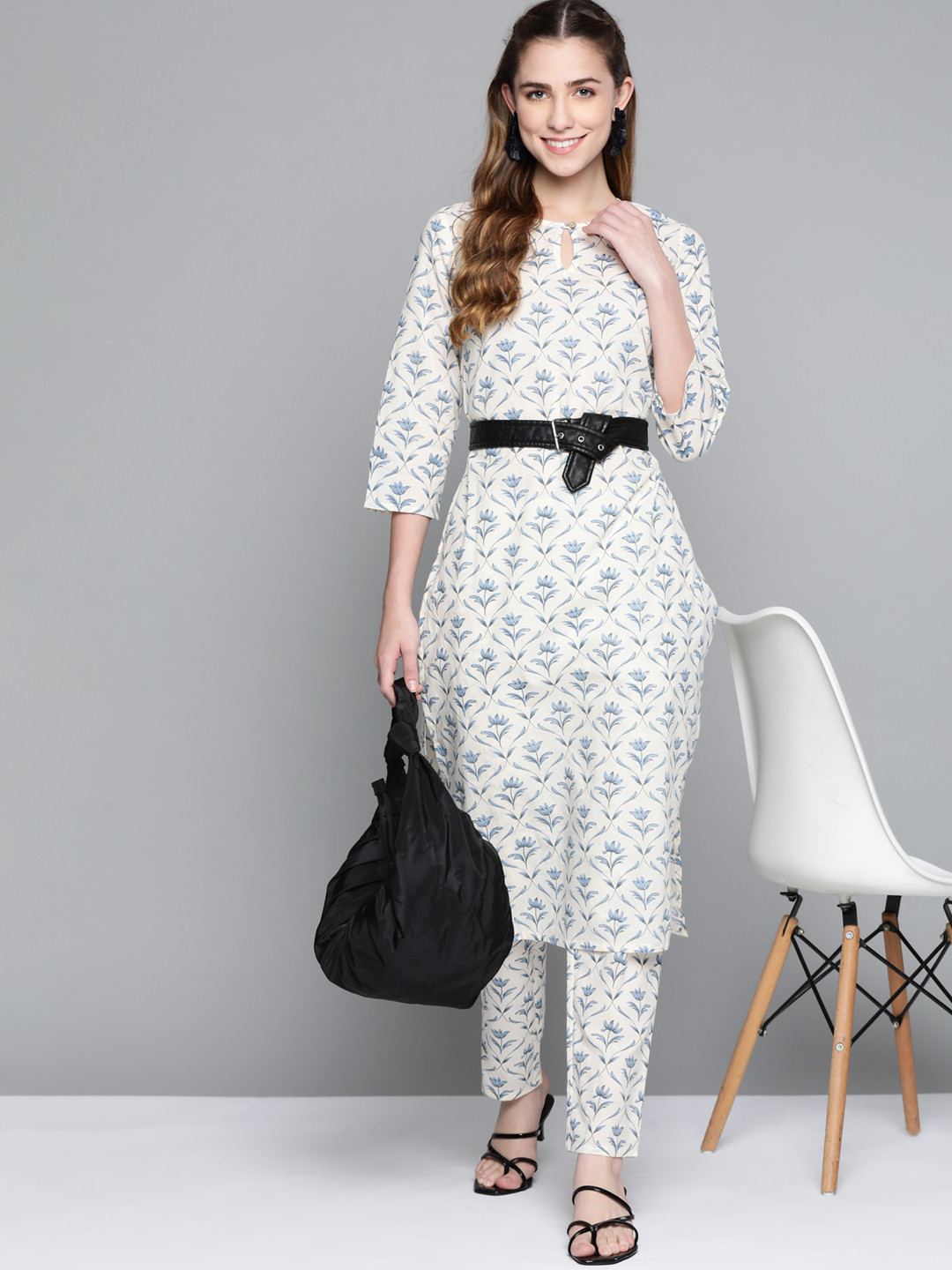

HERE&NOW Women Off-White & Blue Floral Print Pure Cotton Kurta with Trousers